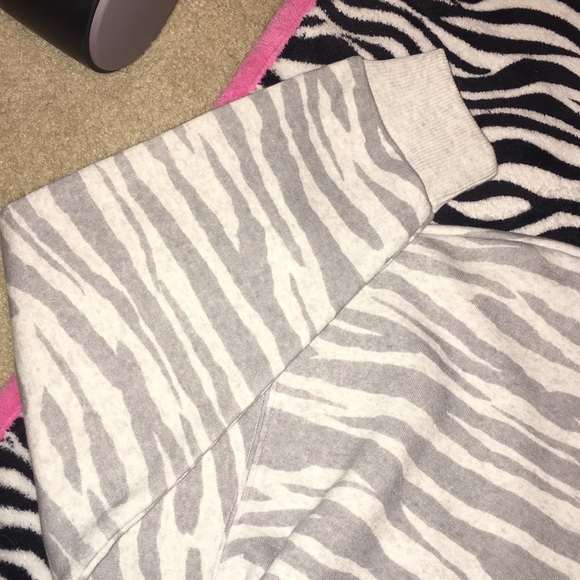 NWOT- beautiful American Eagle oversized sweater - Picture 3 of 5